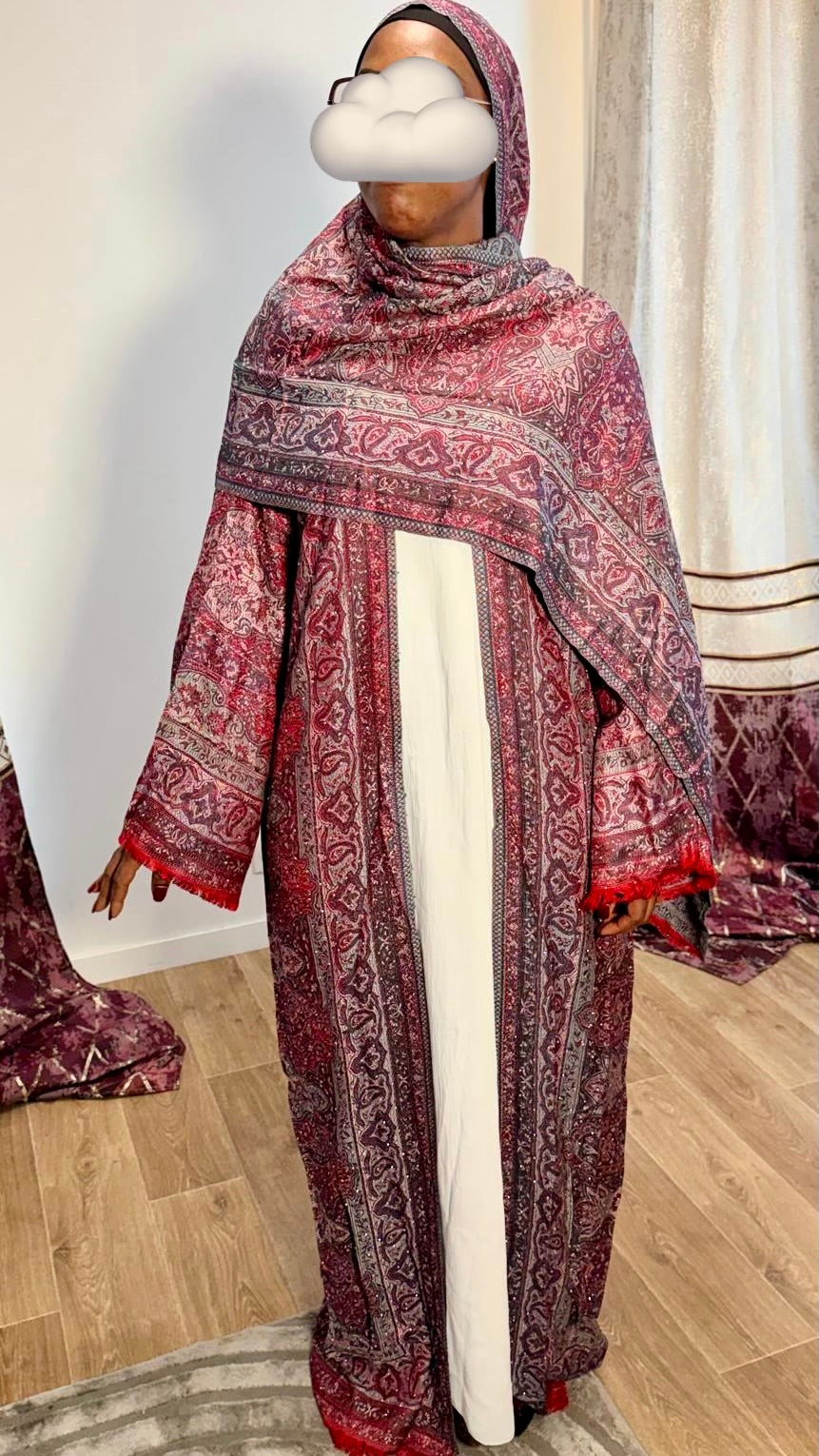 Abaya Pashmina Brume, silhouette féminine avec kimono et foulard assortis inclus.