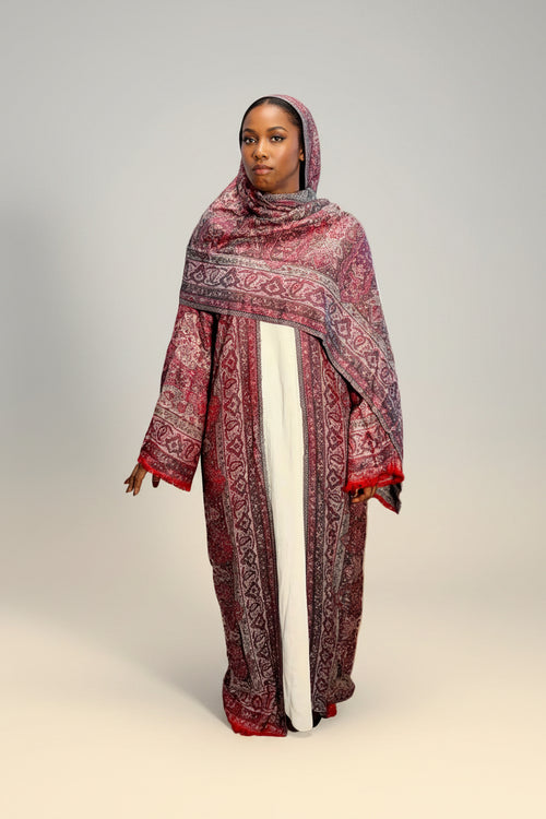 Abaya pashmina Brume bordeaux à motif cachemire avec foulard – portée de face