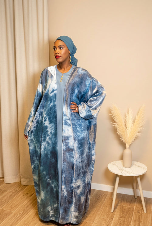 Abaya femme Raina tie-dye bleu ouverte – portée de face avec hijab