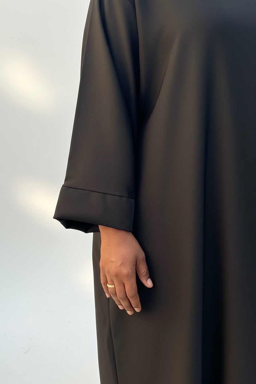 Abaya Mina noire – détail de la manche 3/4 à revers
