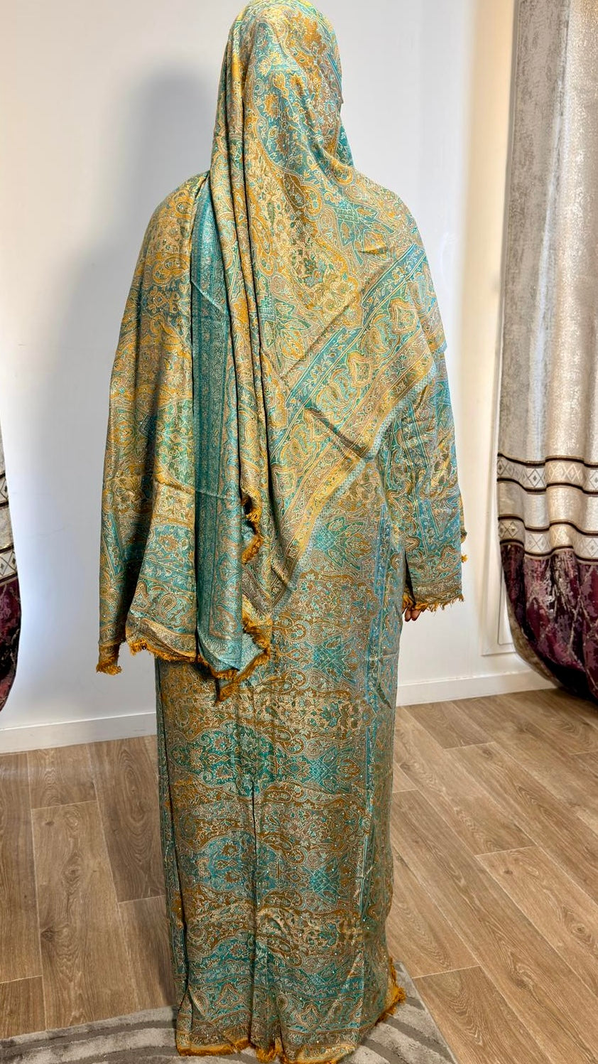 Abaya Pashmina Himalaya portée, silhouette kimono ouverte.