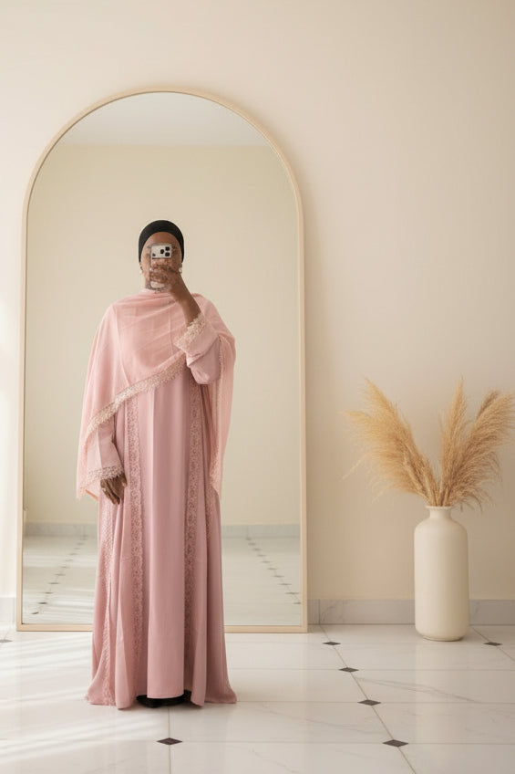 Abaya Amalya rose poudré à dentelle brodée, vue de face