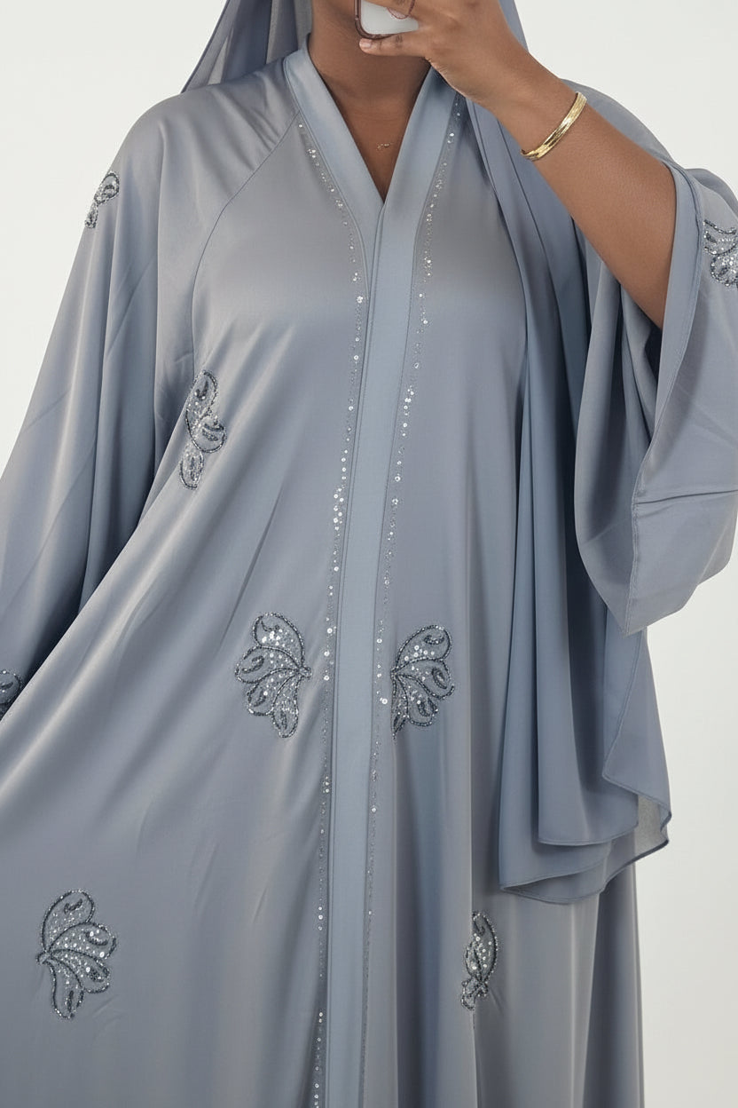 Abaya Iris grise satinée avec perlage floral scintillant, vue de face en studio