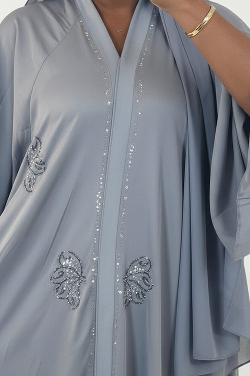 Abaya Iris grise satinée avec perlage floral scintillant, vue de face en studio