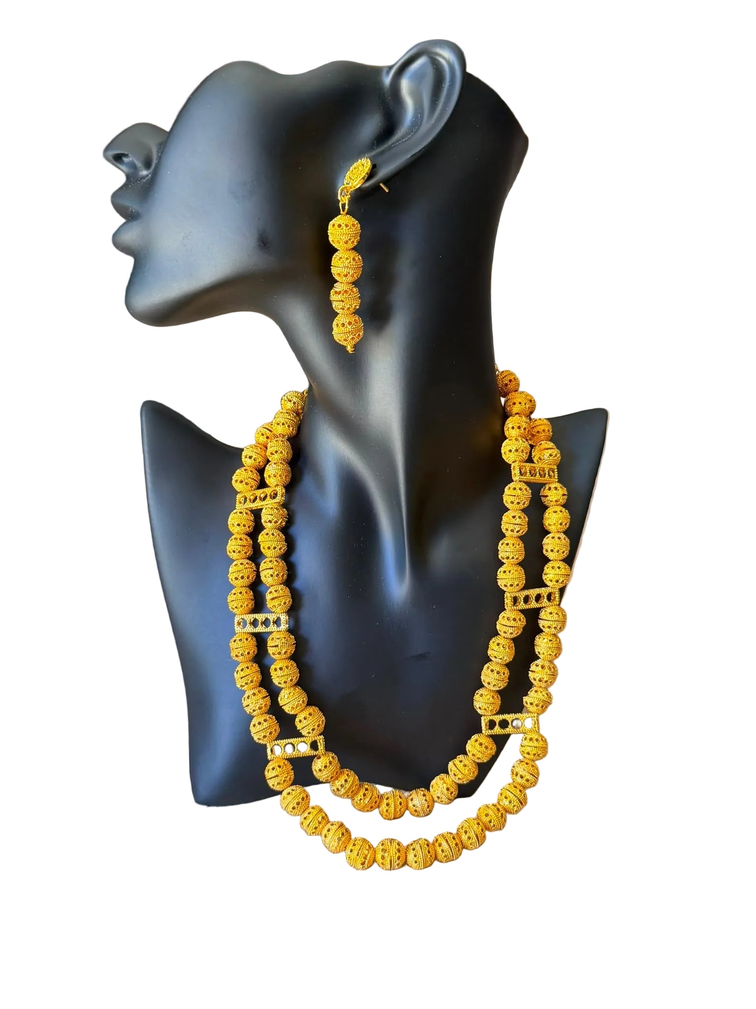 Parure Amara Shop by Lyah : collier double rang perles filigranées dorées et boucles d'oreilles portés sur buste