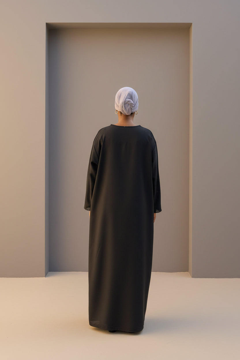 Abaya Mina noire – vue de dos, sur fond neutre