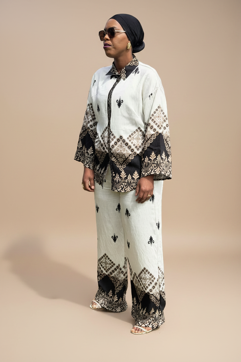 Ensemble en lin écru à motifs noirs, haut et pantalon – porté de profil