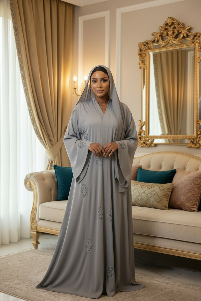 Abaya Iris grise satinée perlée avec hijab assorti intégré, vue de face