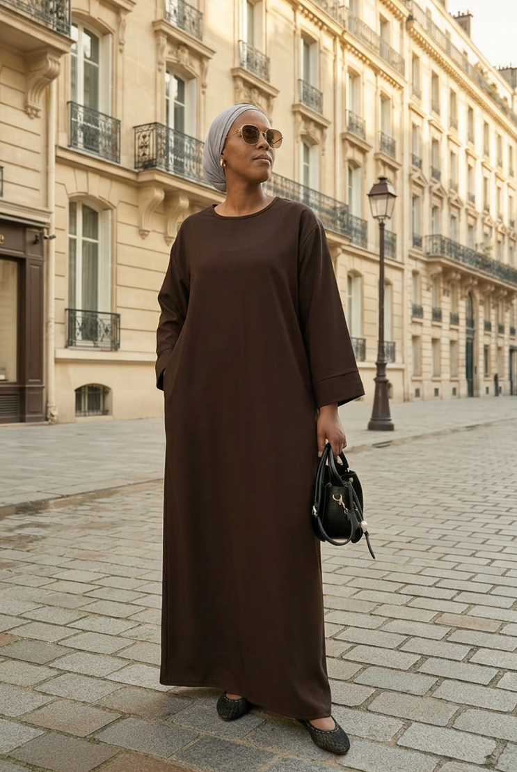 Abaya Mina marron clair – vue de face, portée dans une rue parisienne