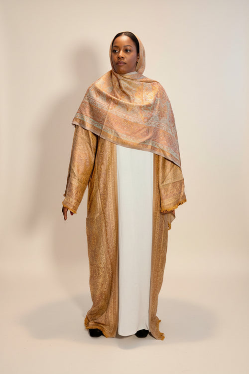 Abaya pashmina Dune doré moutarde avec kimono et foulard – portée de face