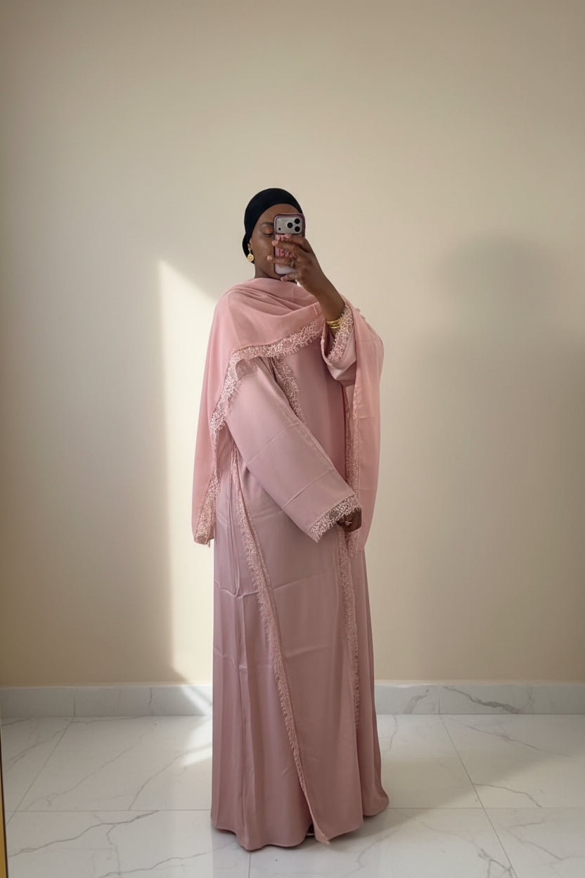 Abaya Amalya rose poudré, détail dentelle brodée sur les manches larges