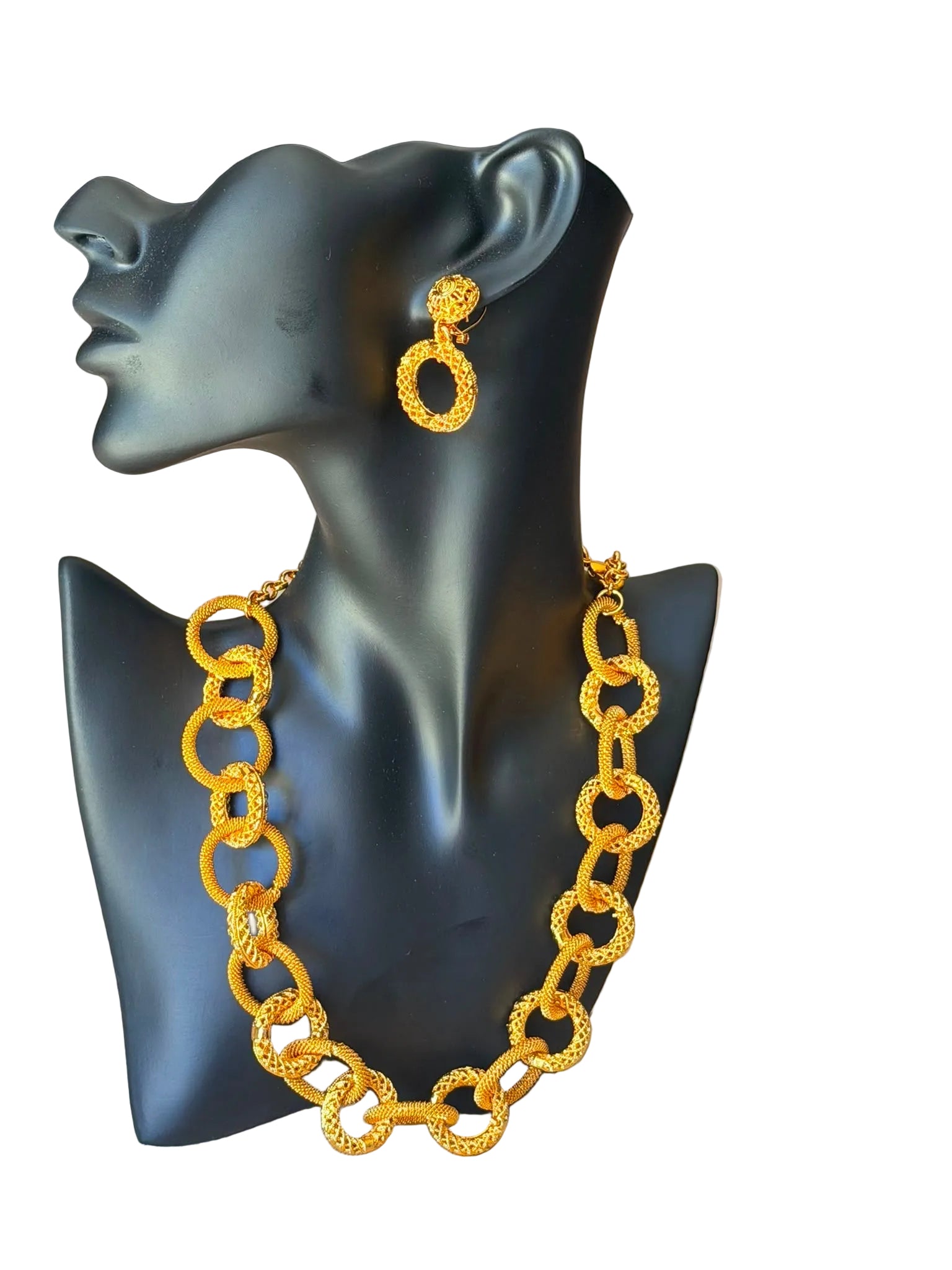 Parure Layla - vue rapprochée du collier maillons ronds et des boucles d'oreilles pendantes
