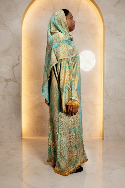 Abaya pashmina Himalaya turquoise et doré avec foulard assorti – portée de profil
