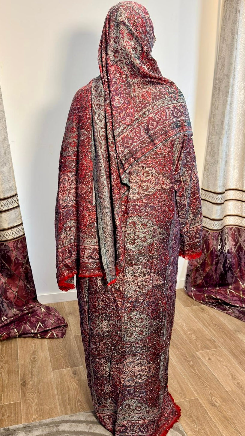 Abaya Pashmina Brume, détail du tombé aérien en pashmina.