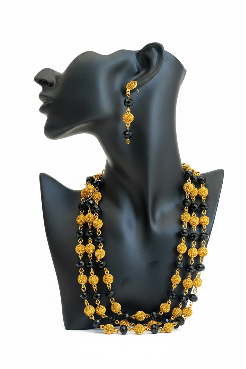 Parure Nadia - vue rapprochée du collier multi-rangs et des boucles d'oreilles pendantes
