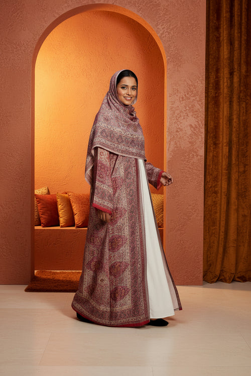Abaya pashmina de cérémonie Al Wafa rouge à motif cachemire avec kimono et foulard – portée de face