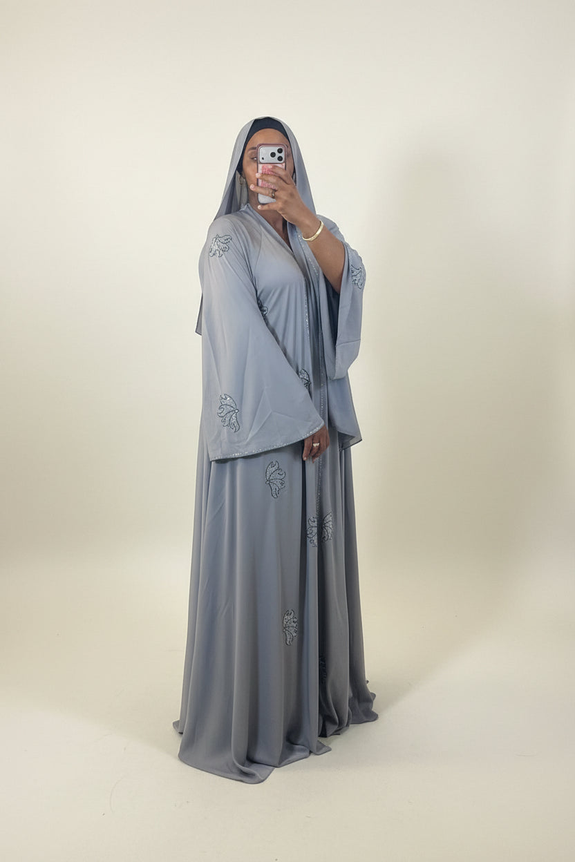 Abaya Iris grise satinée, coupe ample fluide, vue de trois-quarts