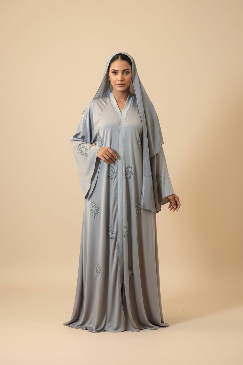 Abaya Iris grise – zoom sur le liseré scintillant et le perlage feuillagé des manches