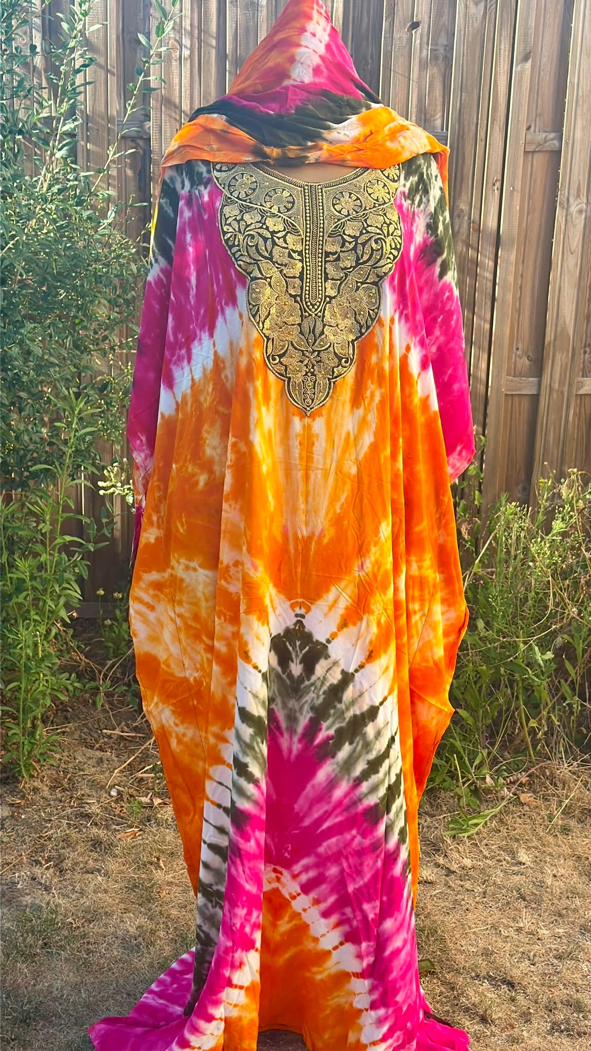 Boubou africain femme Awa tie-dye 100% coton, porté avec capuche