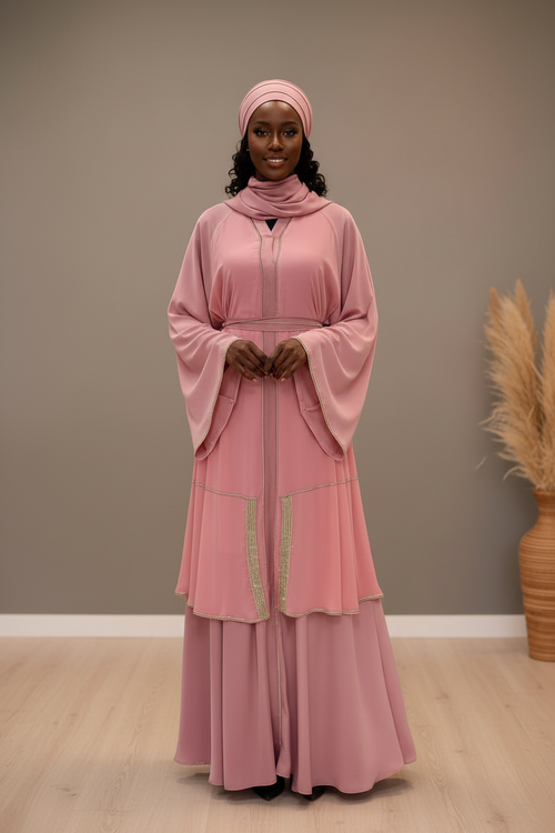 Abaya Elina rose à volants et liserés dorés – vue de face avec hijab assorti