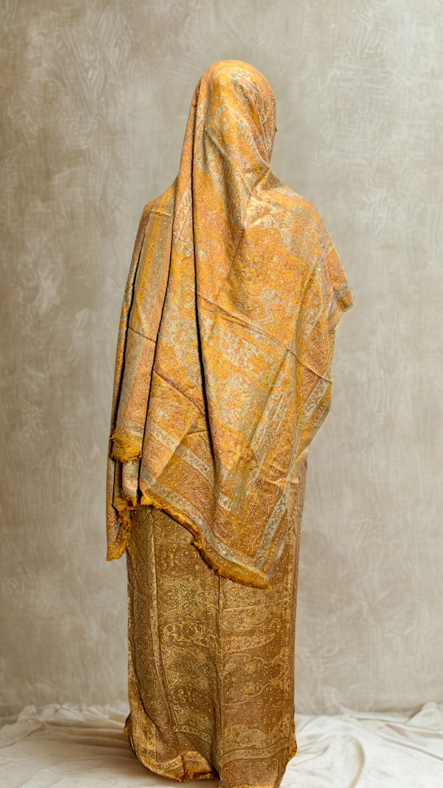Abaya Pashmina Dune, détail de la coupe traditionnelle en pashmina.