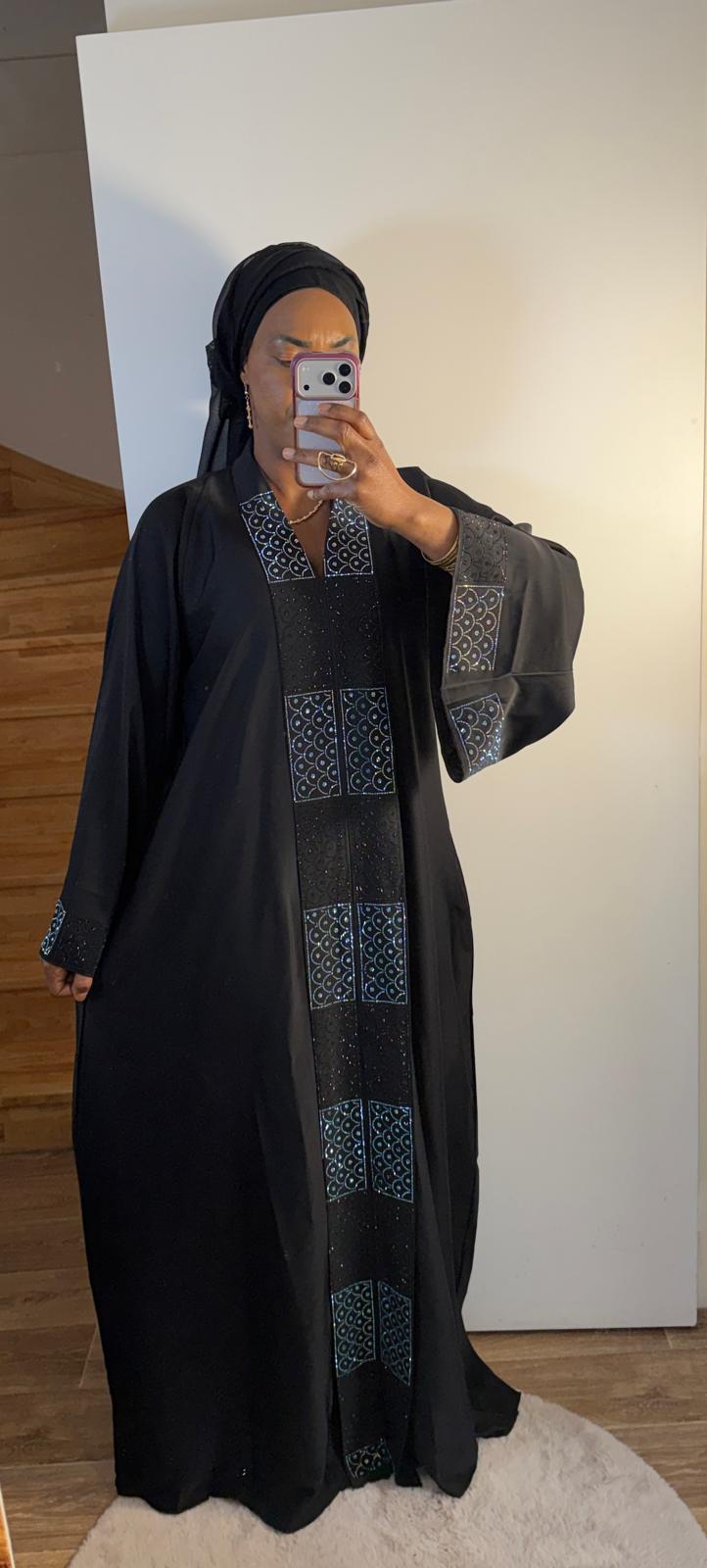 Détail du tissu et de la coupe de l'Abaya Safa noire, Shop by Lyah