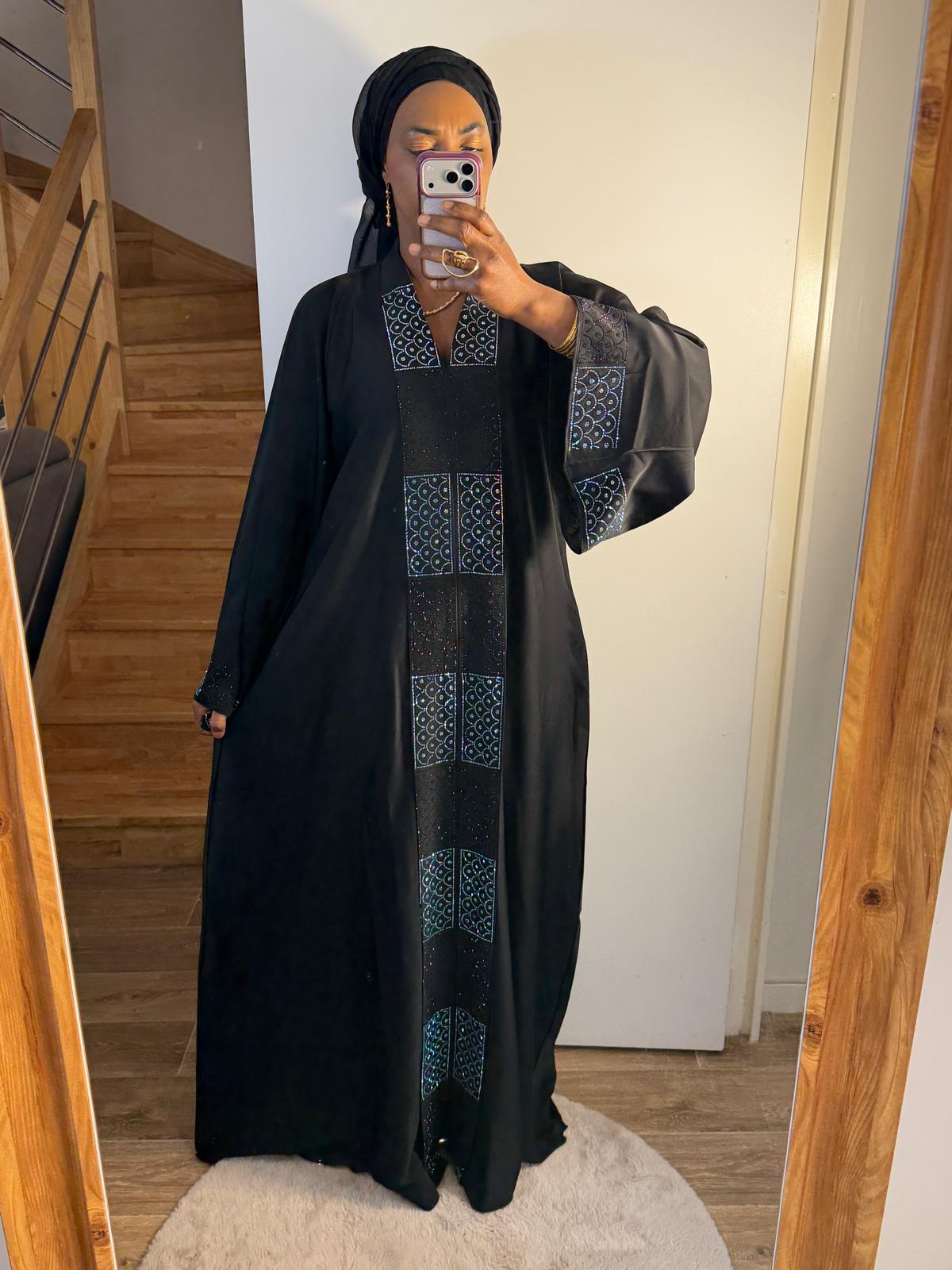 Abaya Safa noire portée par une femme, coupe ample et élégante