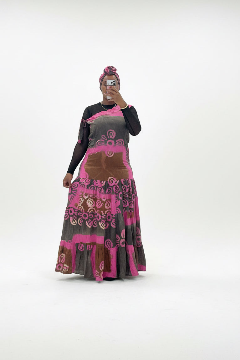 Robe Aida en tissu africain coton – vue portée de trois quarts