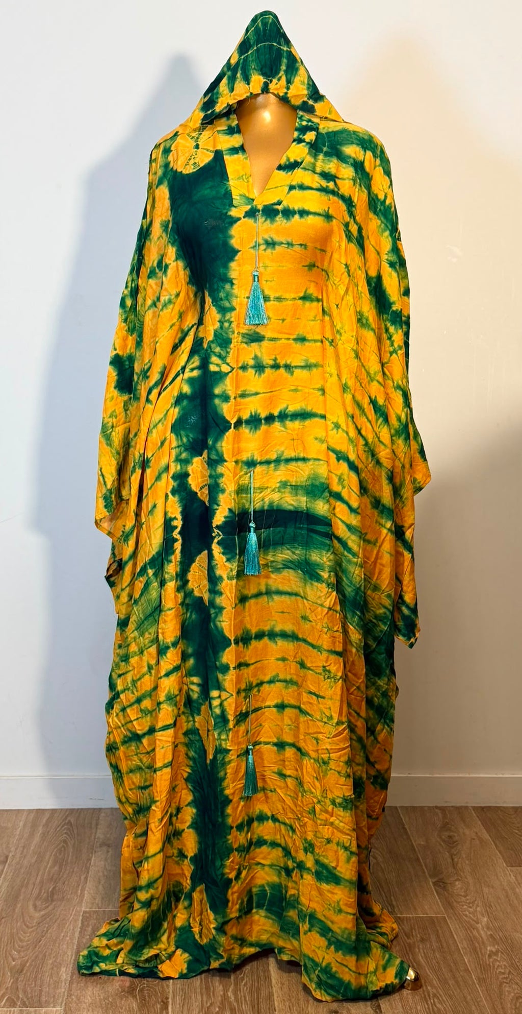 Robe Bintou vert et orange portée de face
