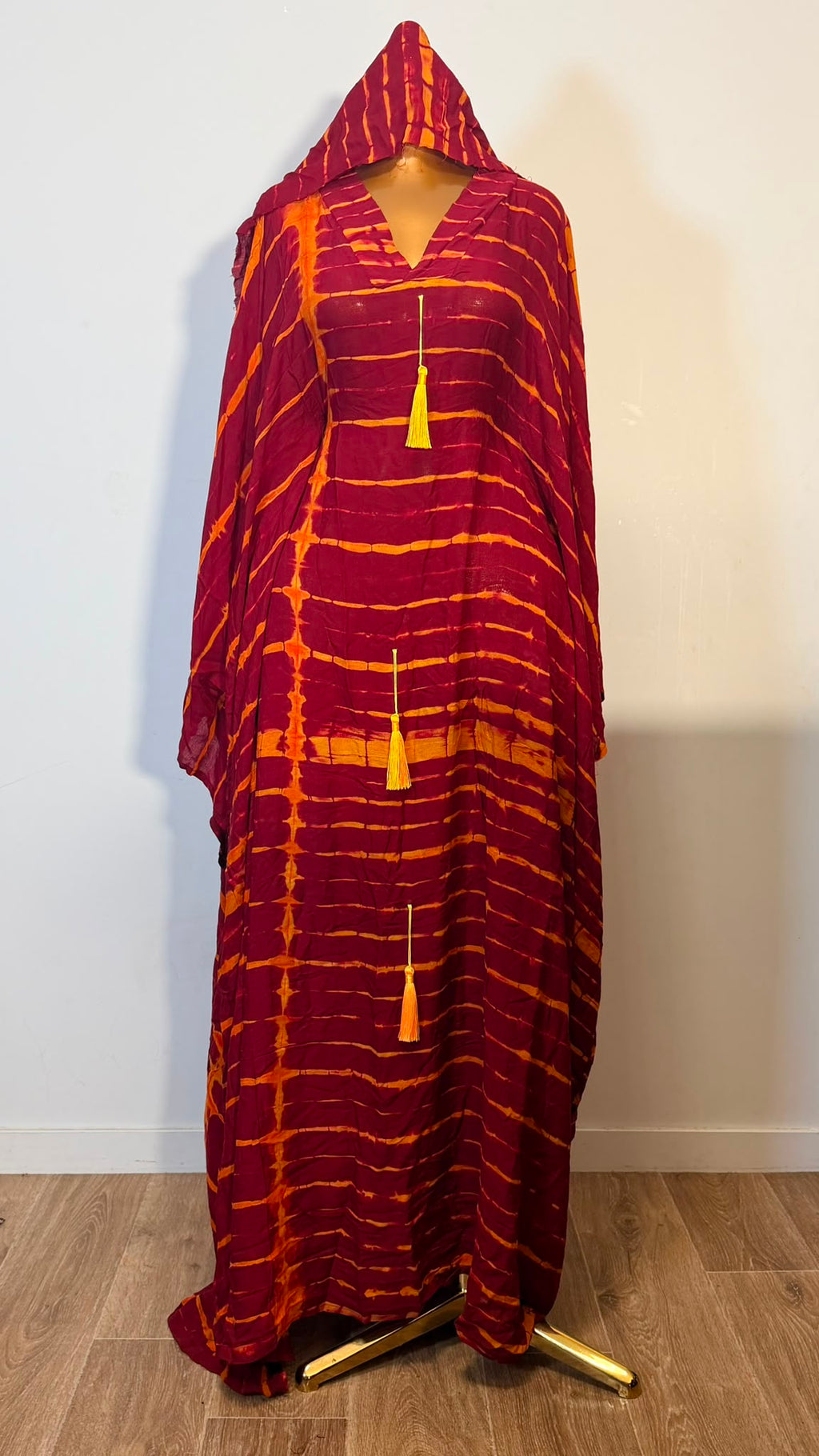 Robe Bintou bordeaux à rayures dorées portée de face