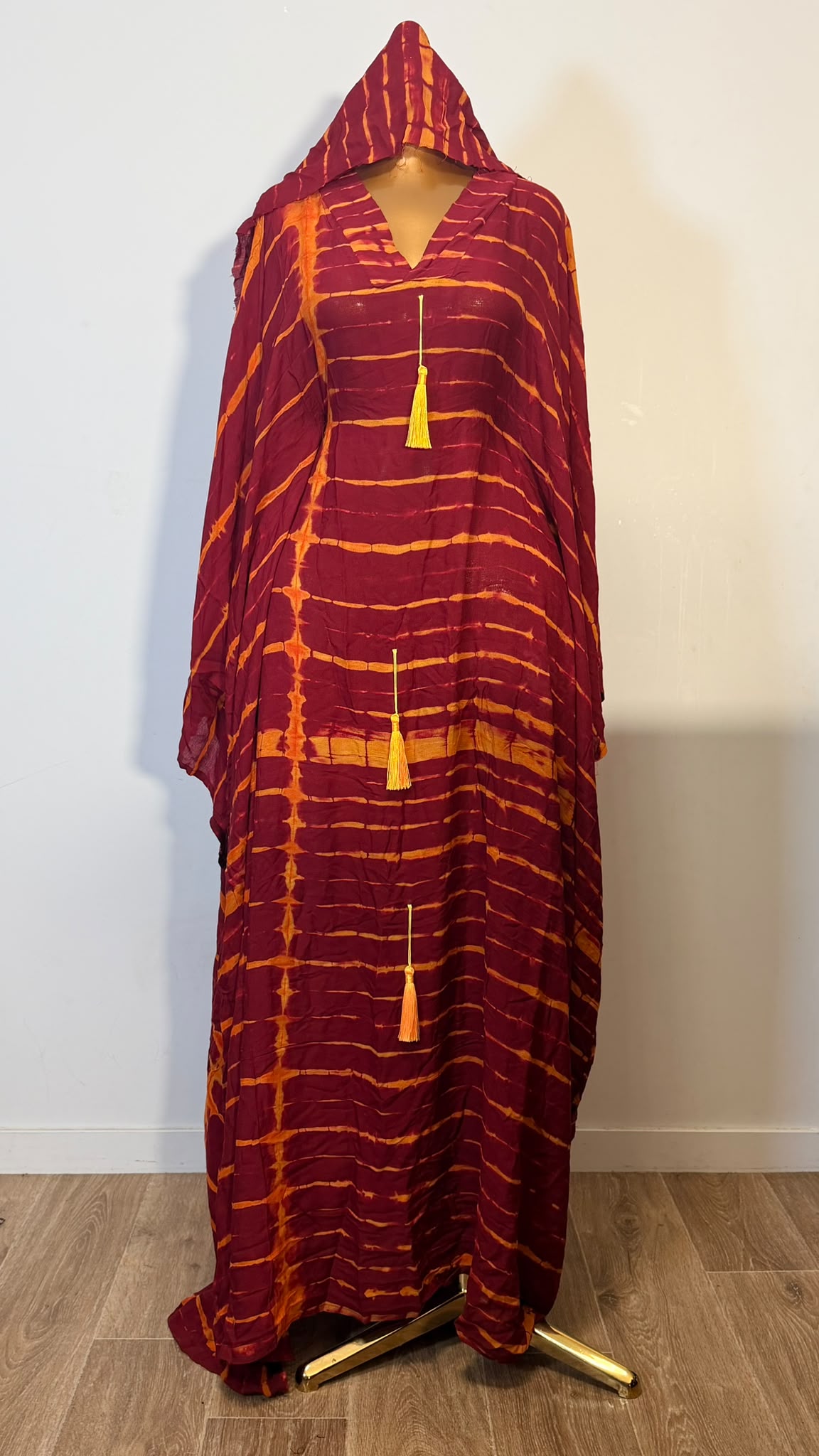 Robe Bintou bordeaux à rayures dorées portée de face