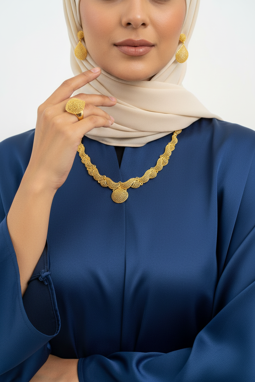 Parure Amy plaqué or – collier filigrane, boucles d'oreilles pendantes et bague assortie, présentés sur buste et main