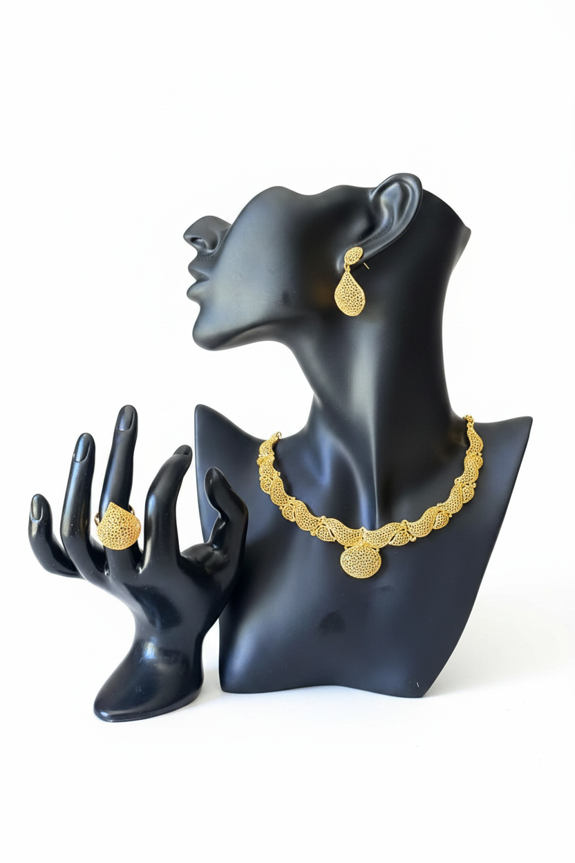 Parure Amy plaqué or – gros plan du motif filigrane en forme de gouttes, collier, boucles d'oreilles et bague