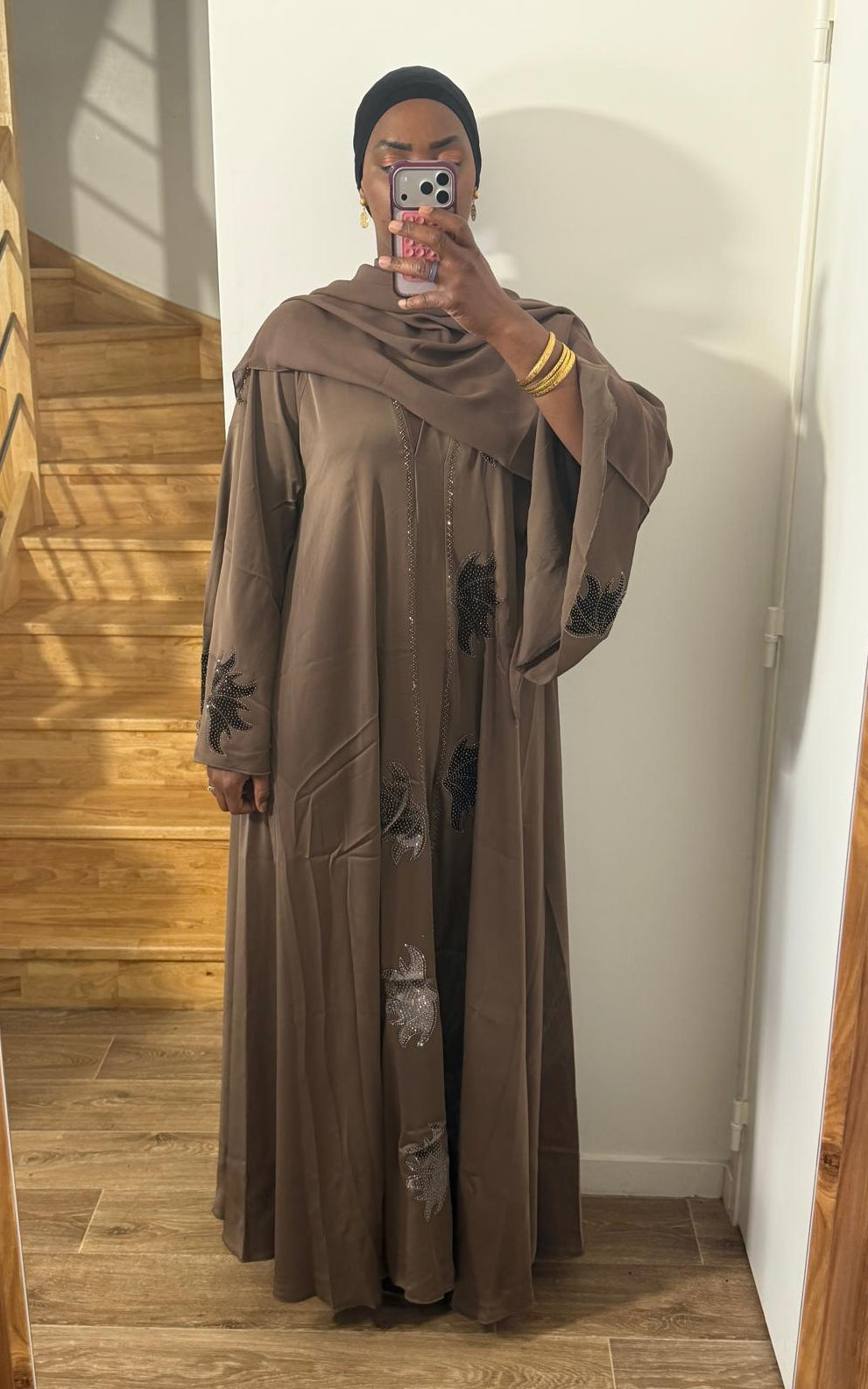 Abaya Nada taupe, coupe fluide en mouvement