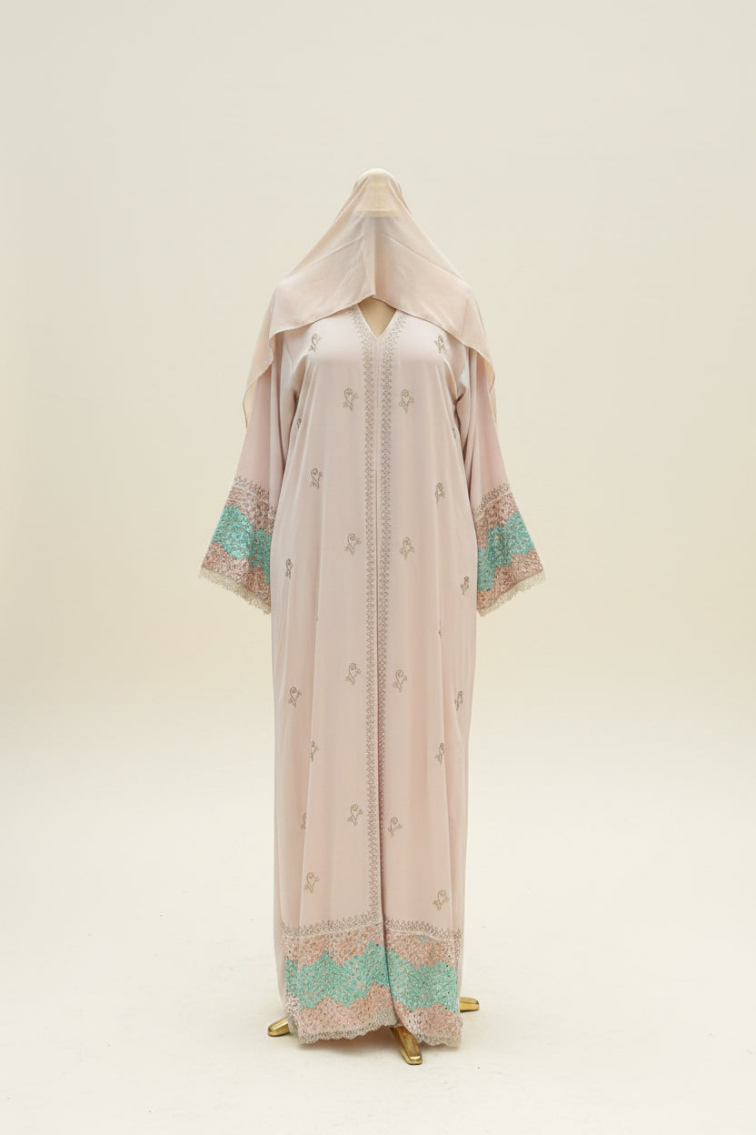 Abaya femme Aminata beige, vue de face, broderies florales et manches brodées