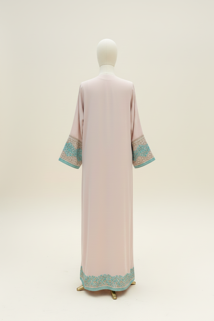 Abaya femme Aminata beige, vue de dos avec bordure brodée turquoise et corail