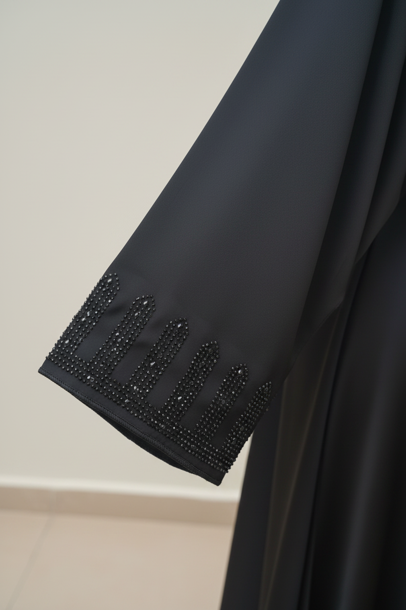 Abaya Aby femme noir – détail broderie perles et sequins sur la manche