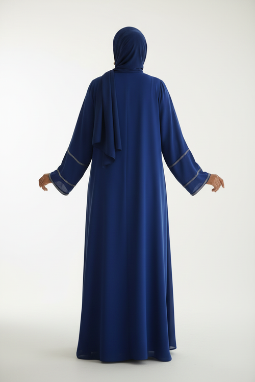 Abaya Nefertiti bleu marine portée par une femme, vue de dos, tenue longue avec hijab assorti