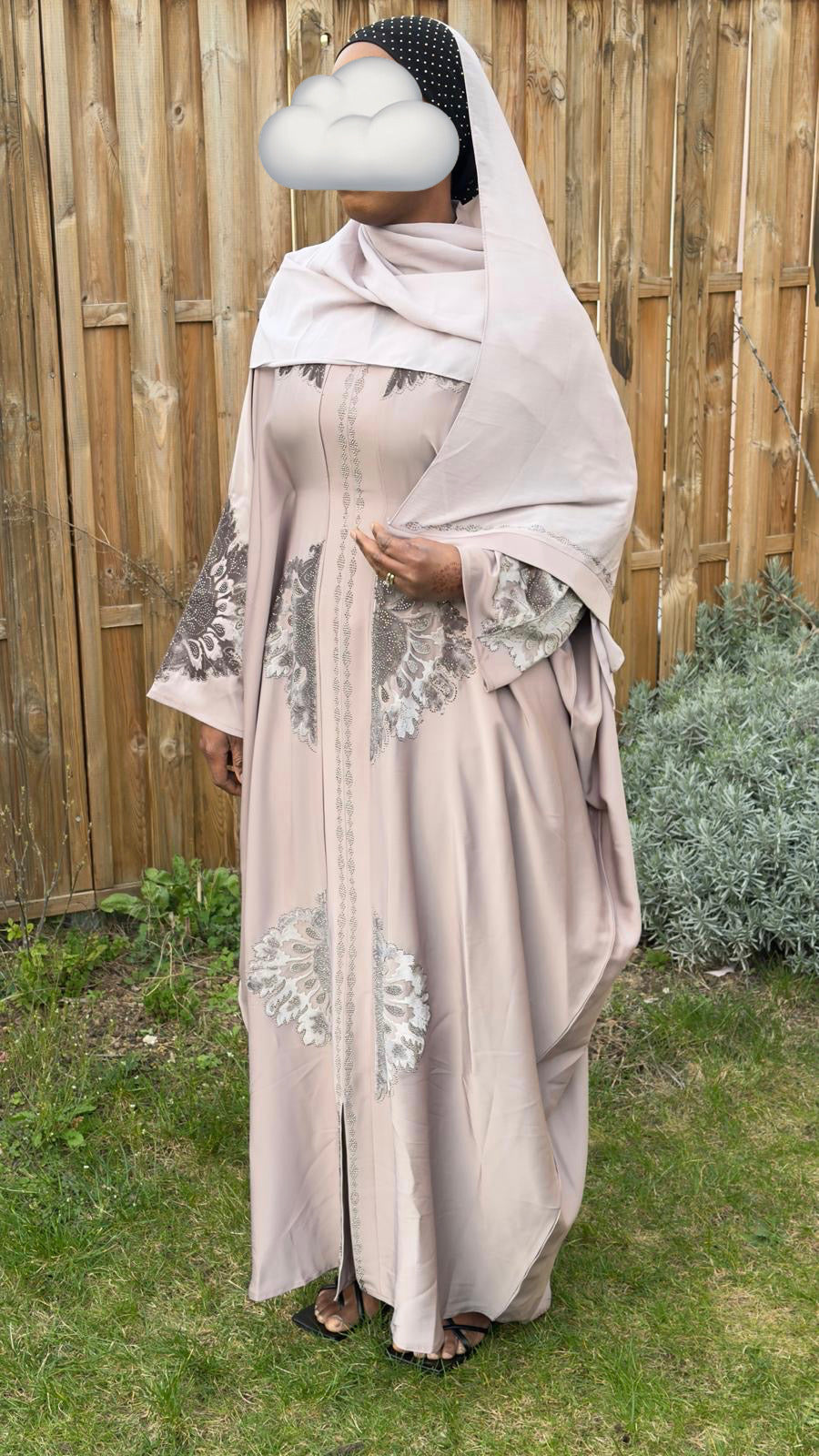 Abaya Amina, coupe raffinée avec ceinture intégrée cousue à l'intérieur.