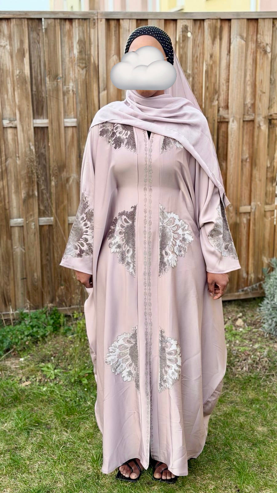 Abaya Amina, ceinture intégrée pour ajuster la silhouette, coupe élégante.