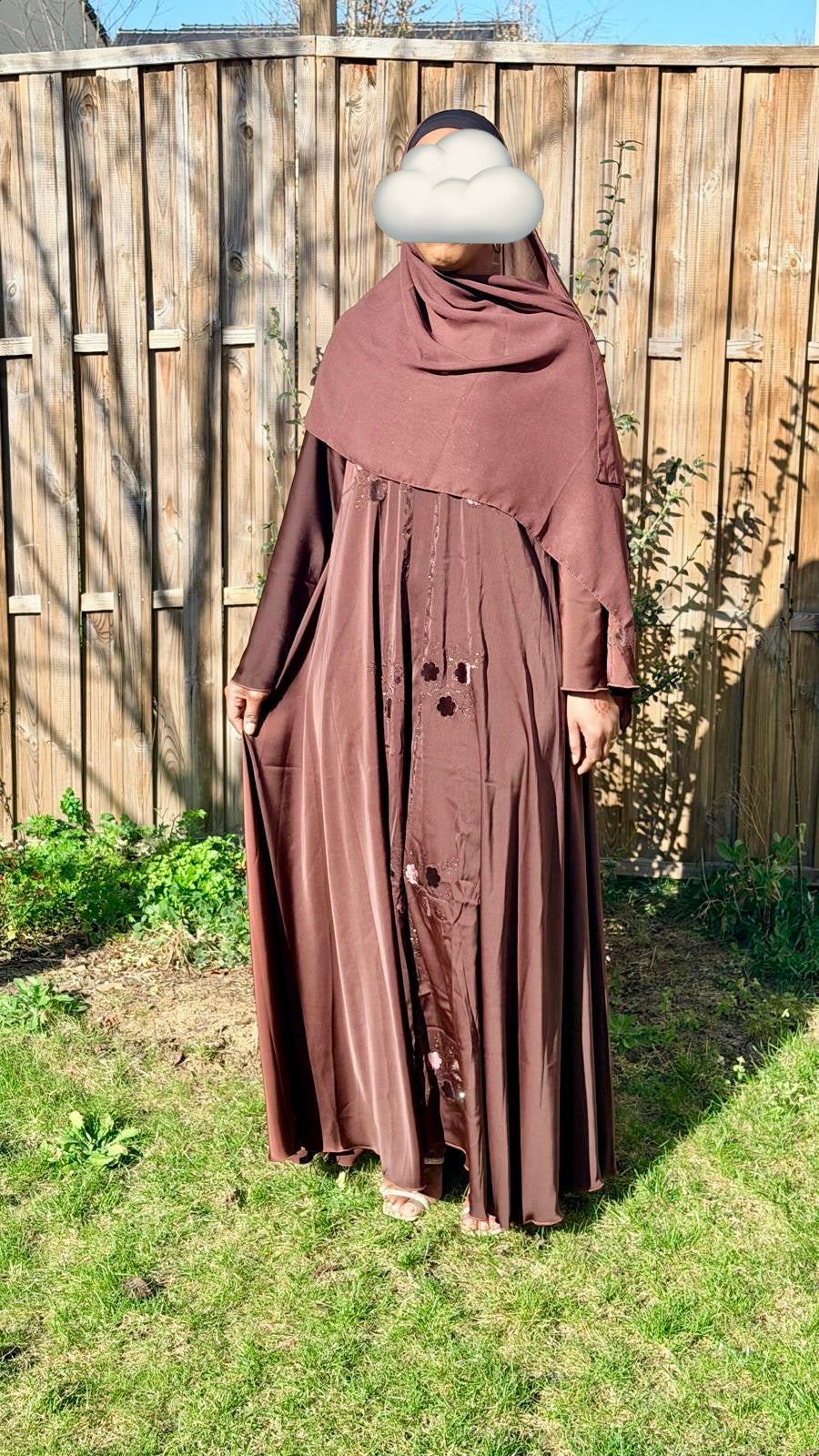 Abaya Malika en marron clair, finitions soignées et allure sophistiquée.