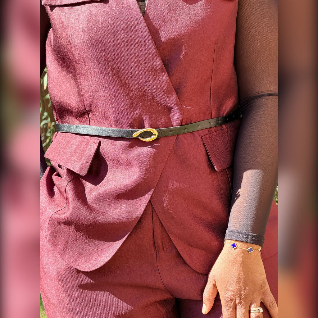 Ensemble Hana bordeaux – détail du gilet croisé et de la ceinture fine à boucle dorée - Shop by Lyah