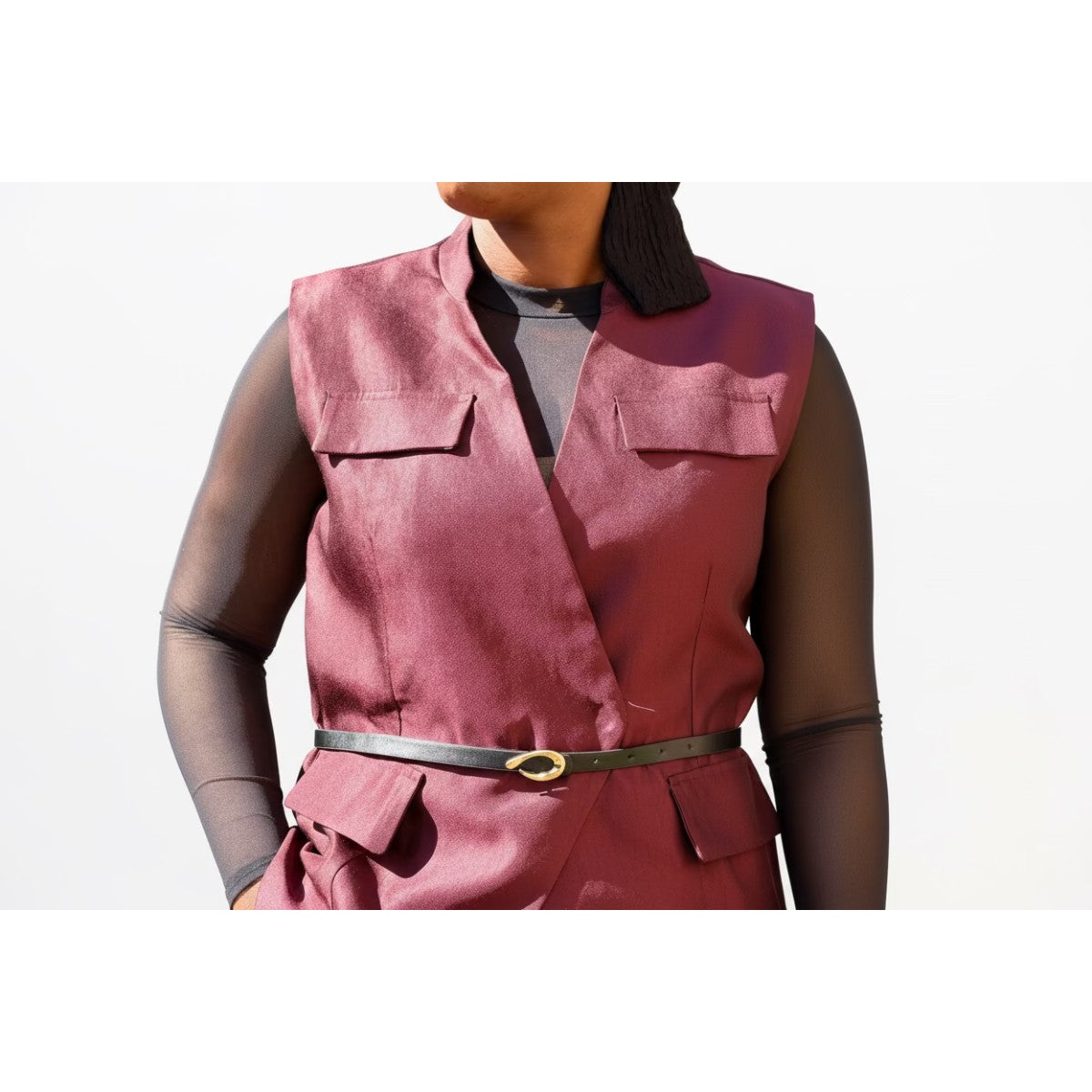 Gilet croisé Hana bordeaux – col V, poches poitrine et ceinture à boucle dorée - Shop by Lyah