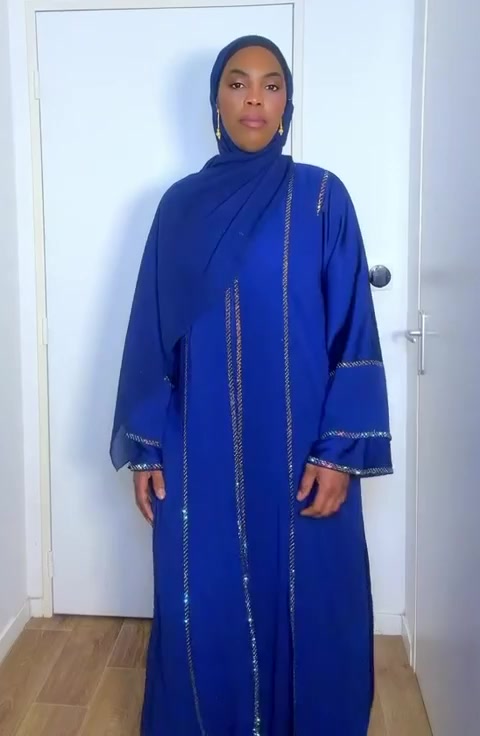 Abaya Nefertiti, coupe sobre et discrète, confection soignée et durable.