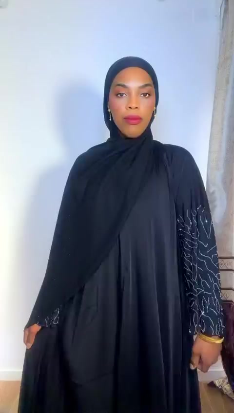 Abaya Inesse en noir profond, coupe fluide et intemporelle.