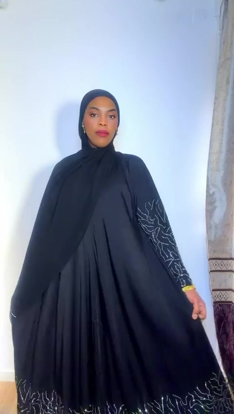 Abaya Inesse, abaya noire au tombé souple, élégante et intemporelle.