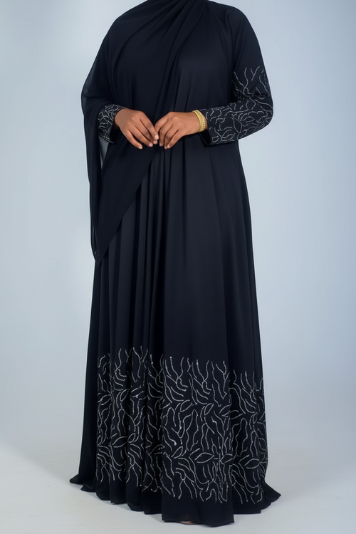 Abaya Inesse noire à strass – vue de face avec hijab assorti