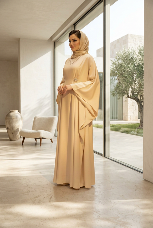 Abaya femme Amira crème à manches évasées – vue de face portée