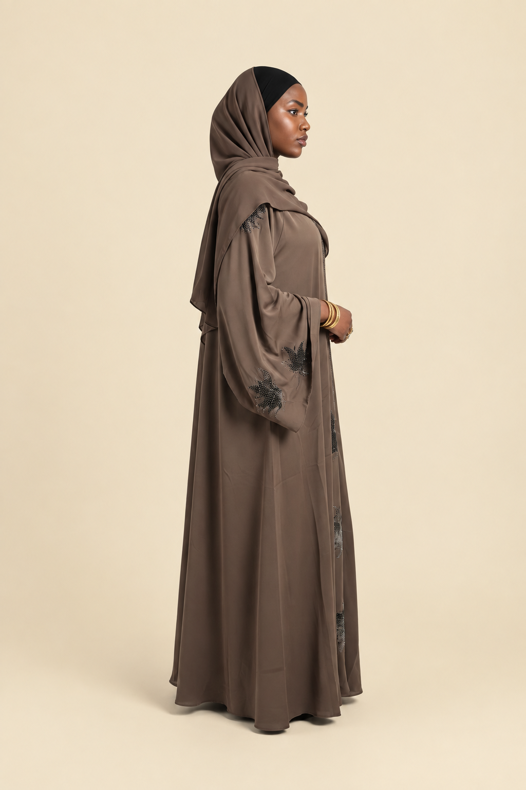 Abaya Nada taupe en soie de Médine à broderies strass