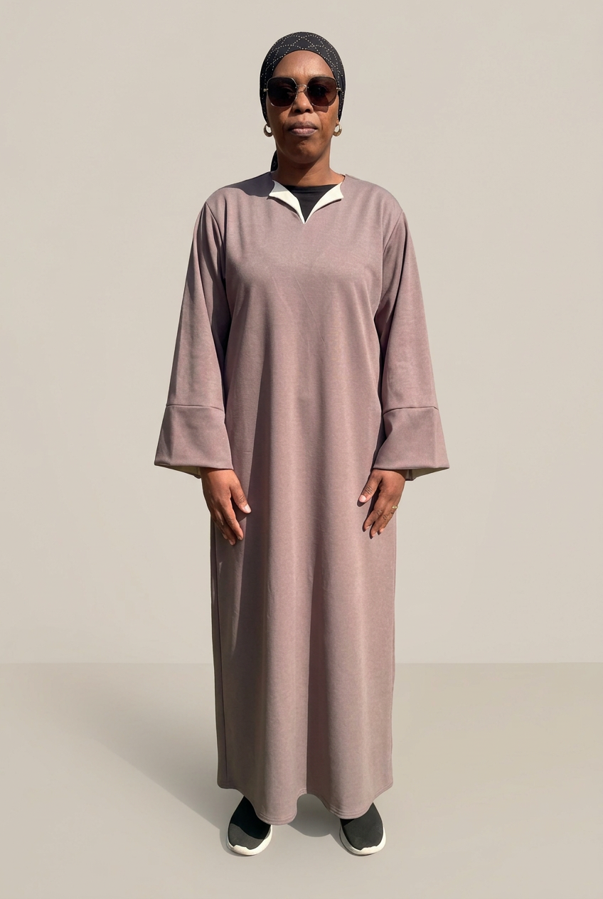 Robe longue Rokia gris taupe portée de face sur fond neutre, col V contrasté écru et manches évasées